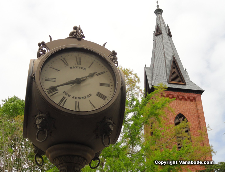Original Baxter the Jeweler lamppost in New Bern
