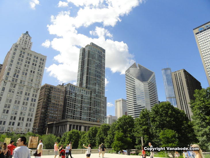 chicago architecture near the chrome bean sculpture