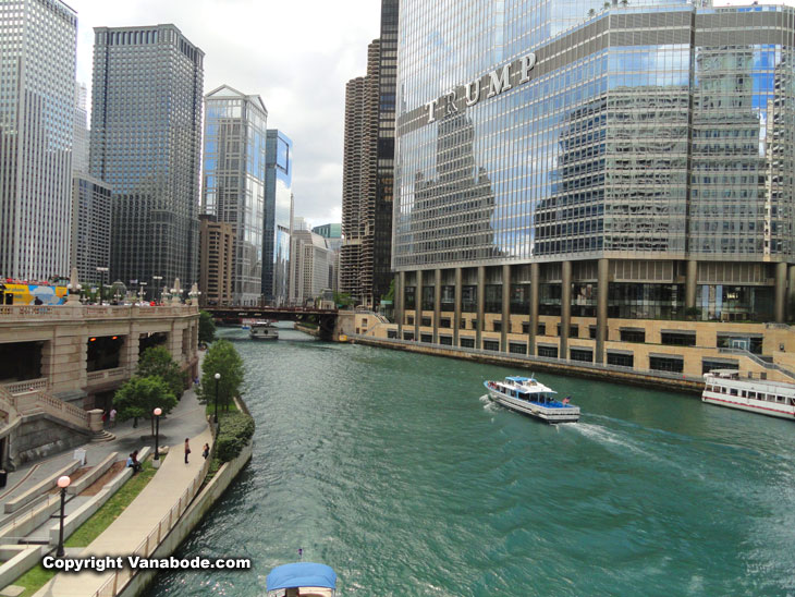 water taxi tours on chicago from boats to see architectural elements of the city