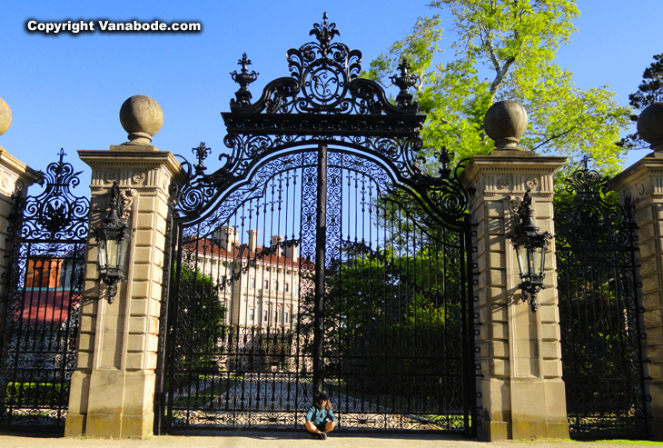 cliff walk mansion gates