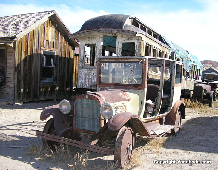 picture of antique car and bus in goldfield nevada