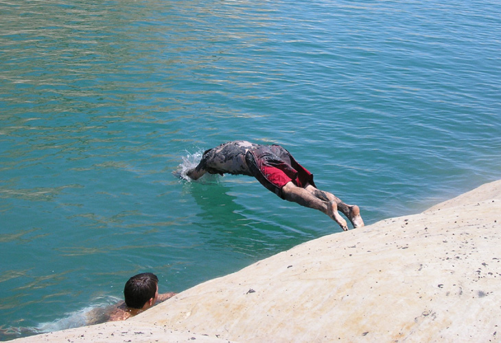 picture of lake diver in lake powell arizona