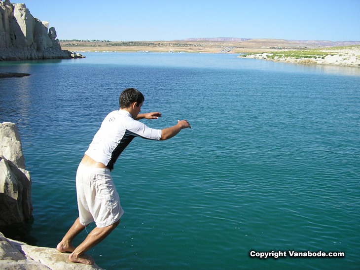 lake powell rock jumping picture