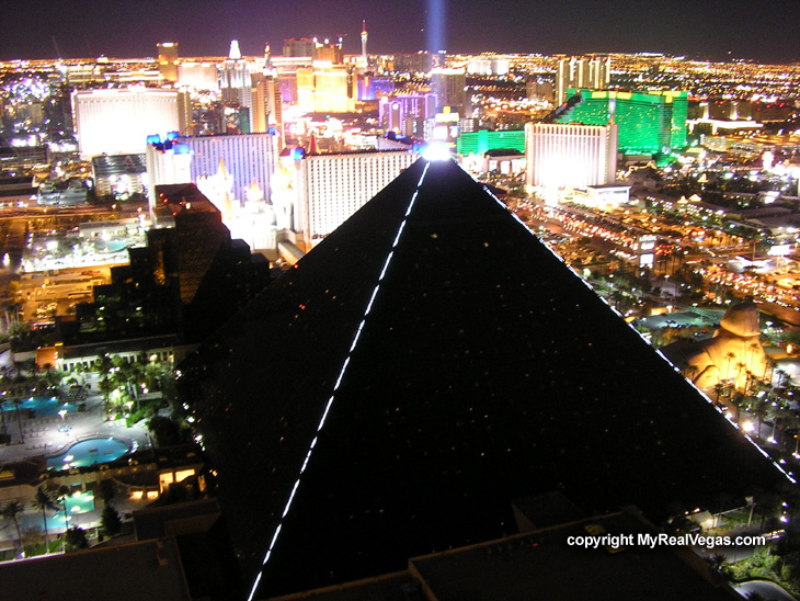 pyramid luxor at night from mix lounge skyscraper