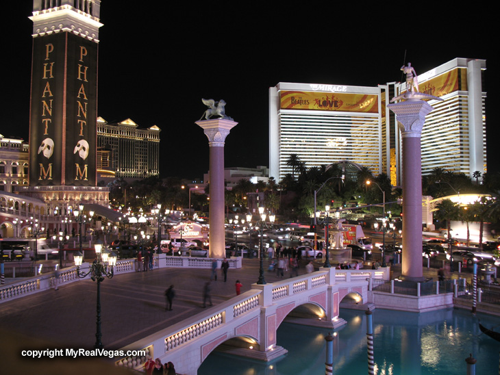 outsie harrahs casino in las vegas on the strip at night