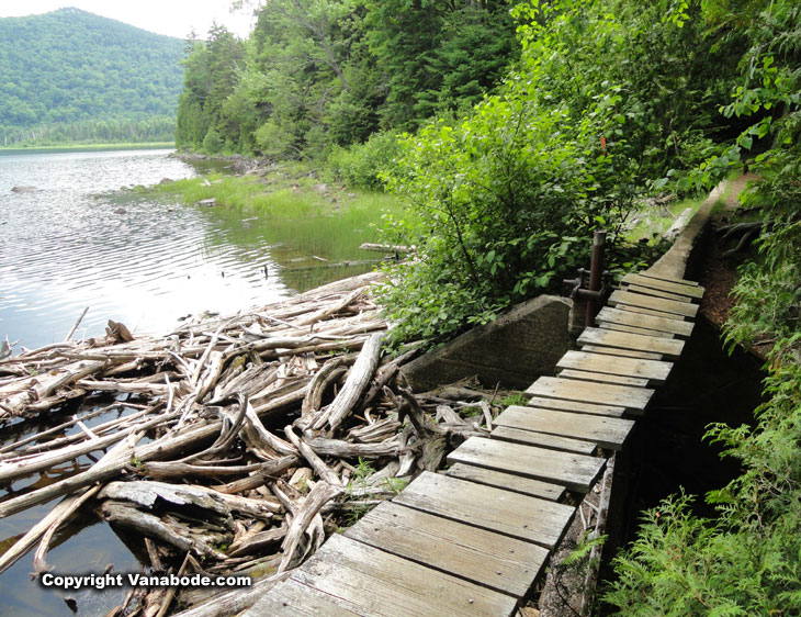 hiking in maine along the water